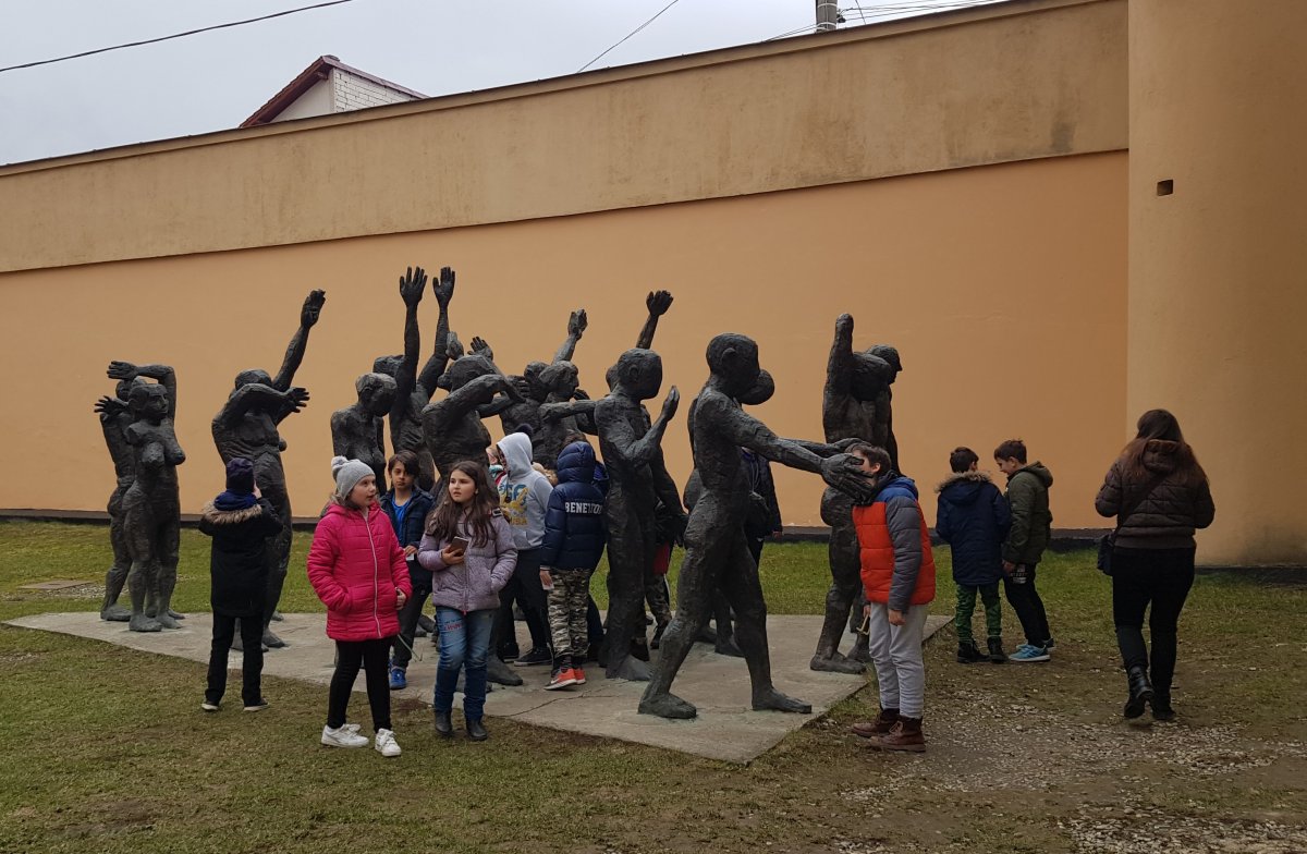 A máramarosszigeti emlékmúzeum jelképévé vált Feláldozottak menete a börtön udvarán Aurel Vlad szobrászművész alkotása &bullet;  Fotó: Makkay József