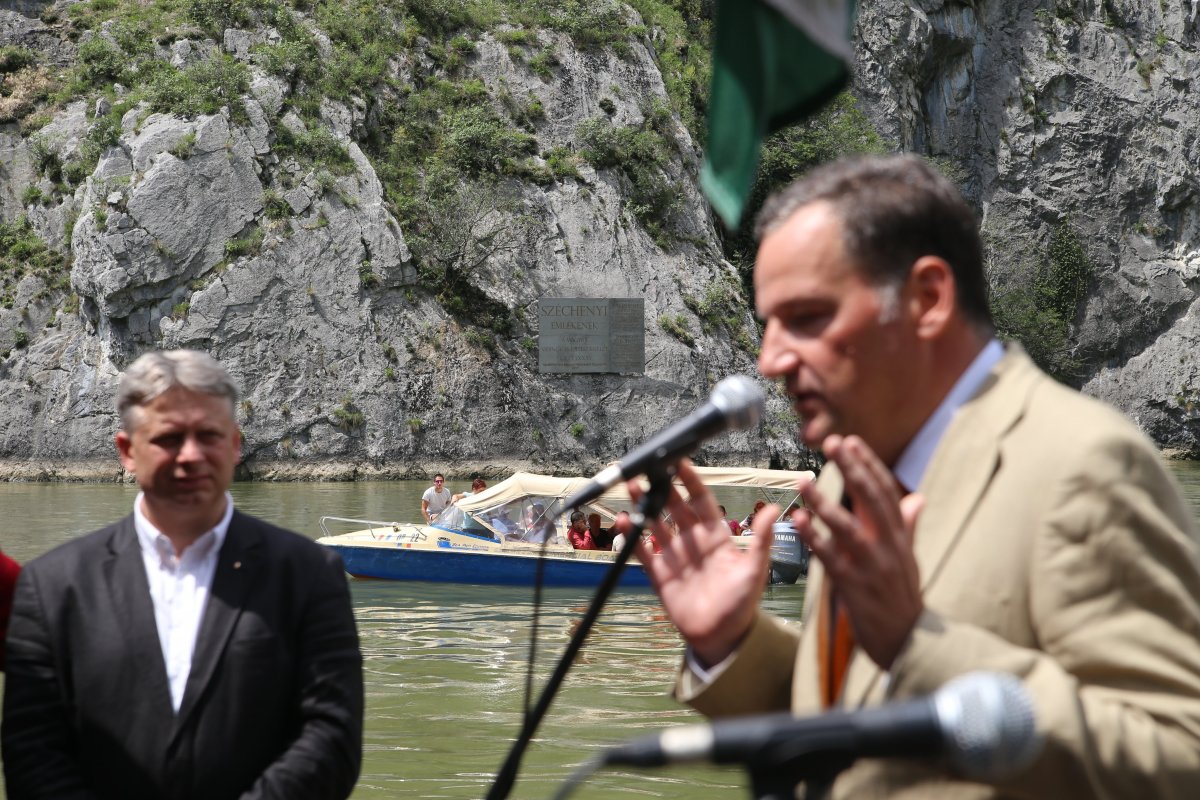 Zákonyi Balázs bukaresti magyar nagykövet tart köszöntőbeszédet a Széchenyi-tábla újraavatása alkalmából &bullet;  Fotó: MTI