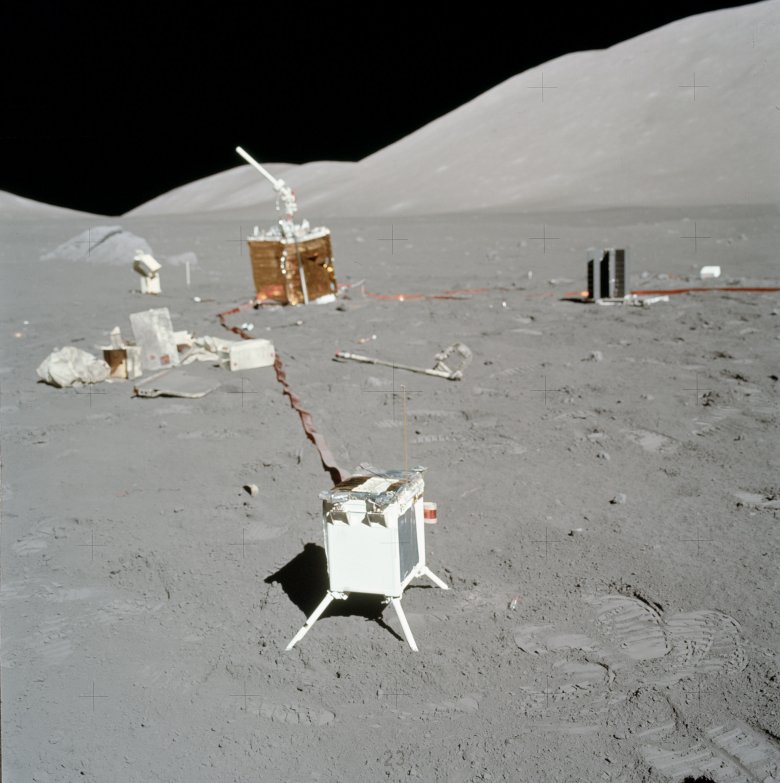 Az Apollo-17 tudományos eszközei a Hold felszínén •  Fotó: Wikipédia