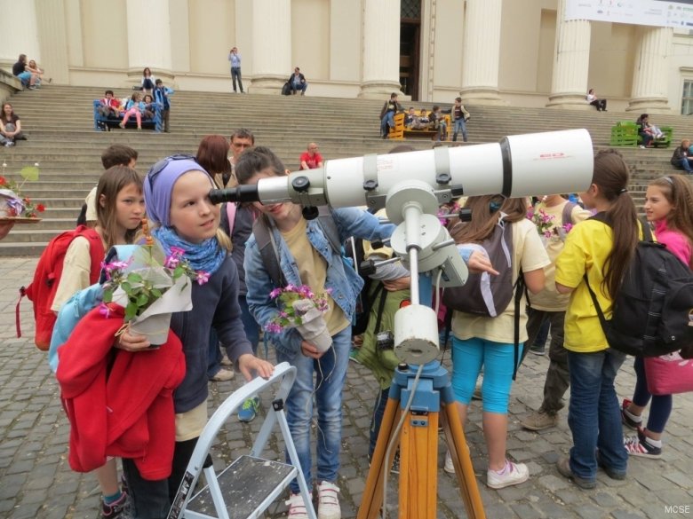 Gyerekek a távcső körül: a legfiatalabbak közül is sokan érdeklődnek az égbolt rejtelmei felől •  Fotó: Magyar Csillagászati Egyesület