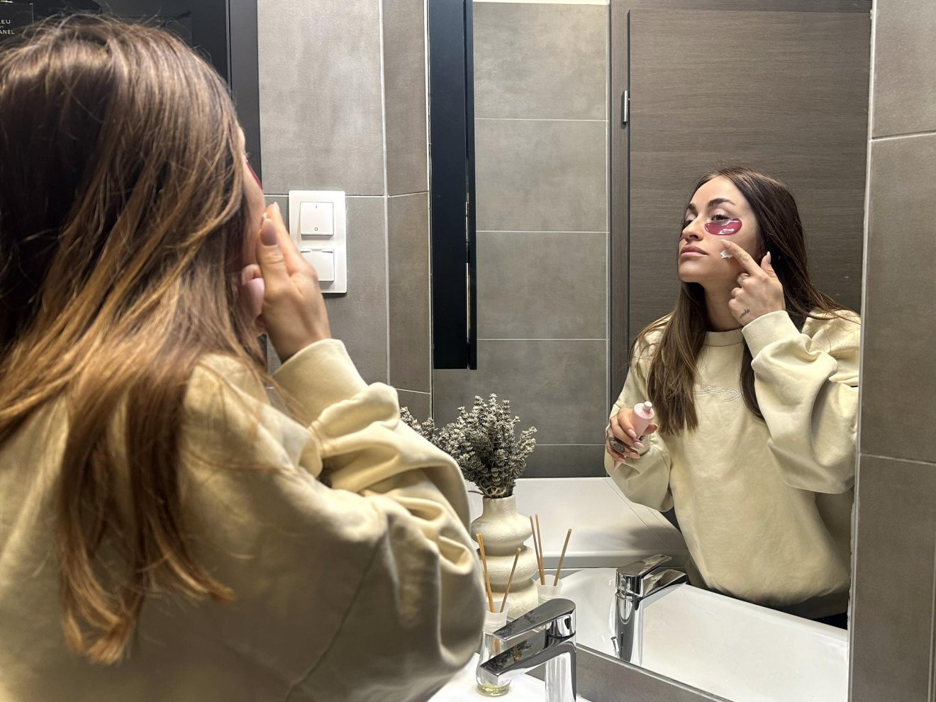 A bőrápolás első teendője, hogy eltávolítjuk az arcunkról a különböző szennyeződéseket, a sminktől kezdve a benzingőz káros lerakódásáig •  Fotó: Sárréti Média