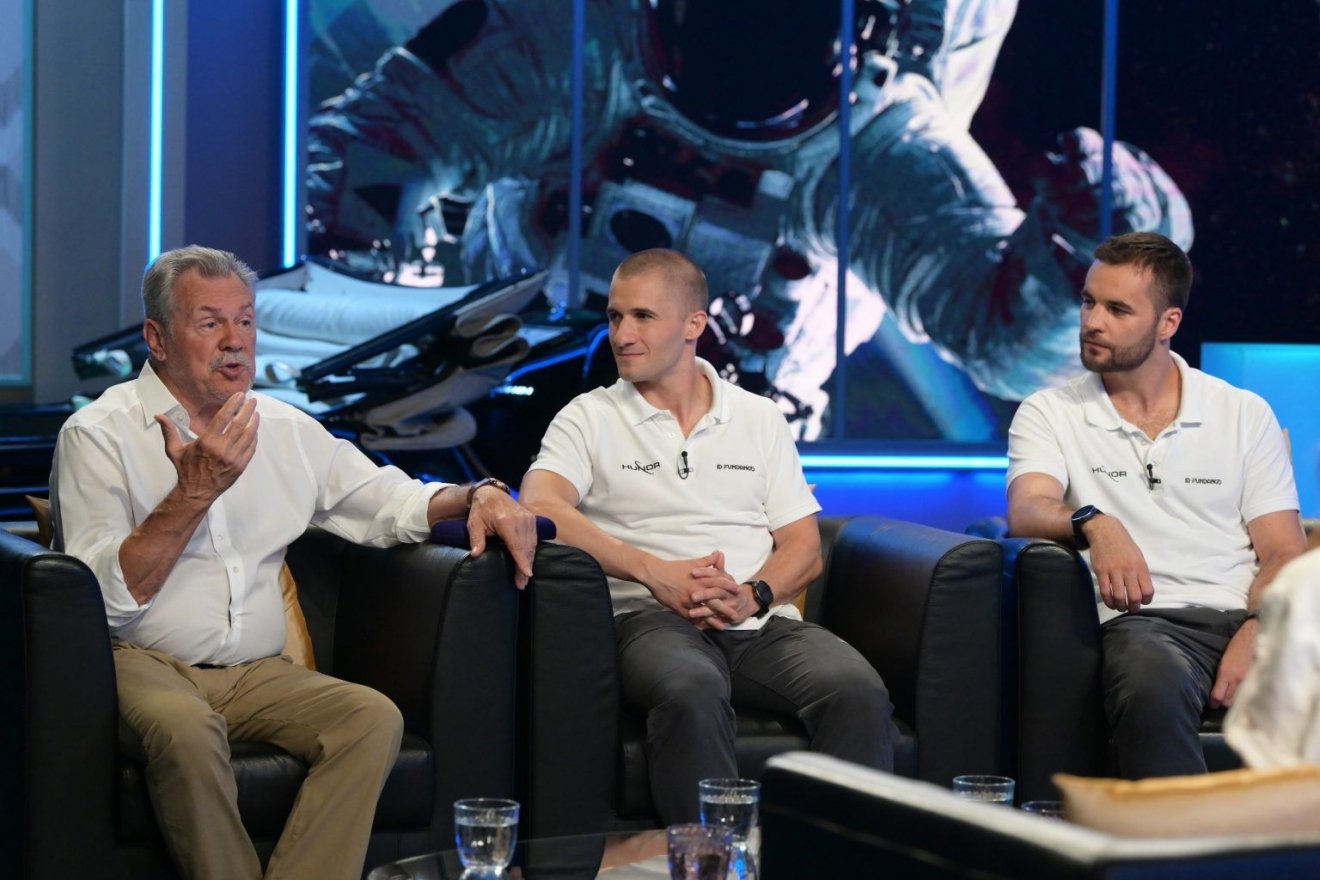 Régi és új űrhajósnemzedék. Farkas Bertalan egykori űrhajósélményeit osztotta meg • Fotó: Duna televízió