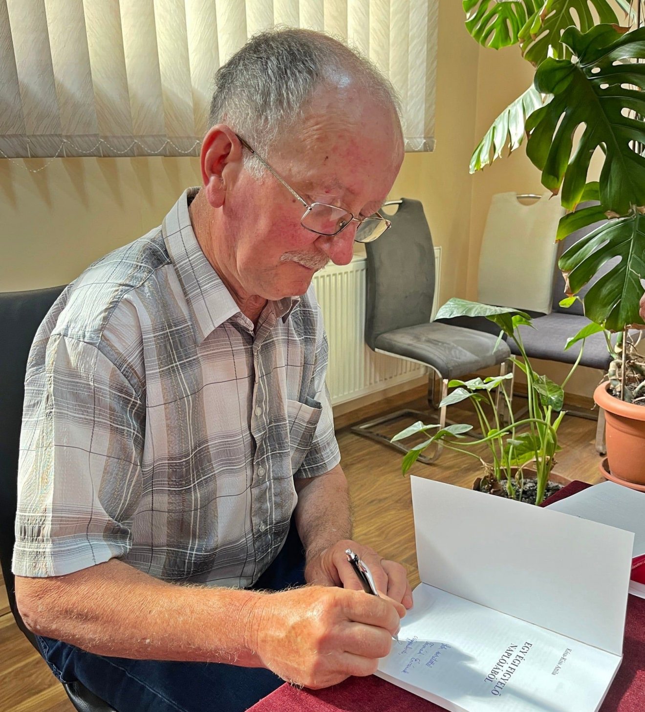 Kósa-Kiss Attila dedikálja az égbolt titkait bemutató új kötetét •  Fotó: Săpungi Anton Béla