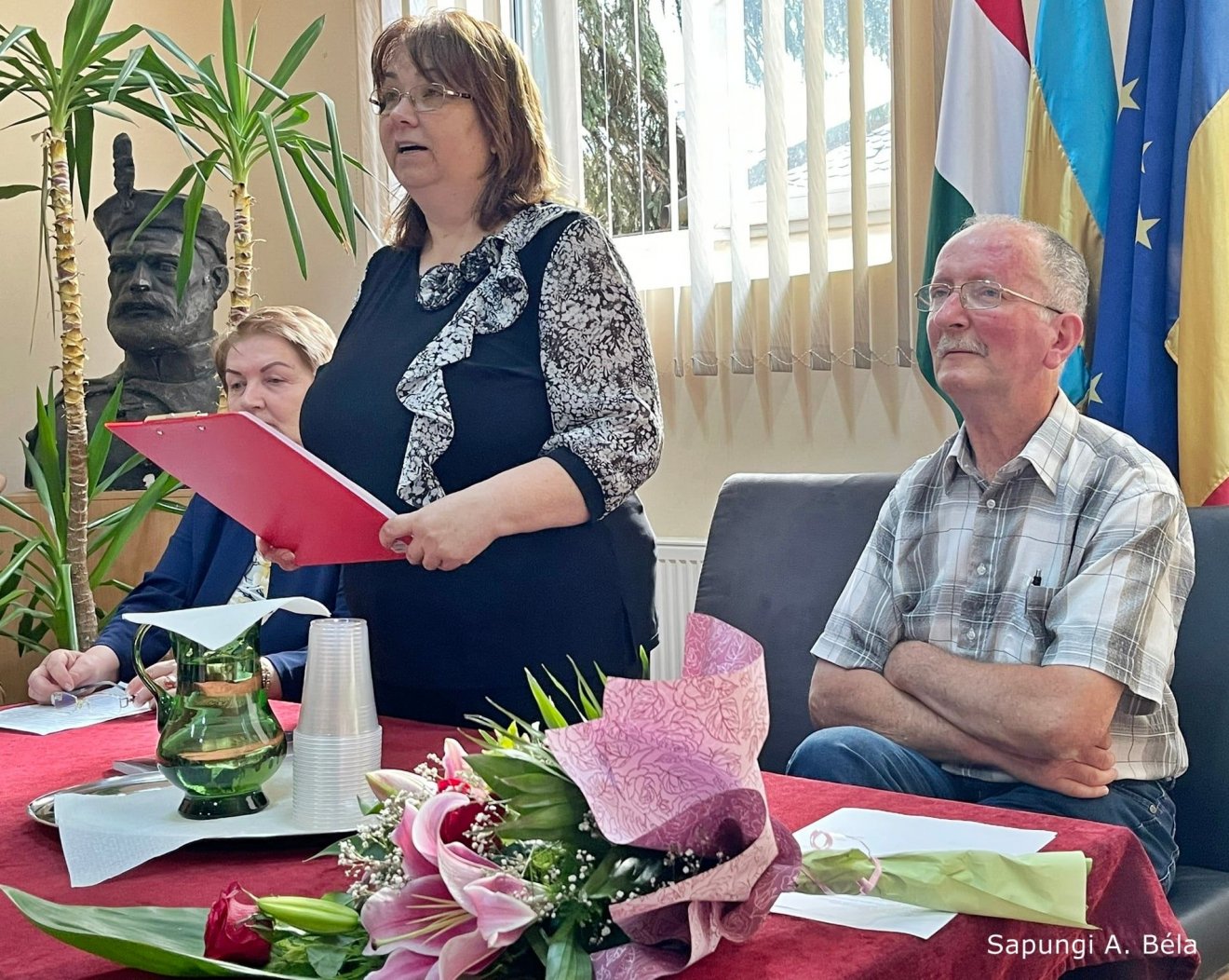 A kötetet Patócs Júlia mutatta be  a népes közönségnek •  Fotó: Săpungi Anton Béla