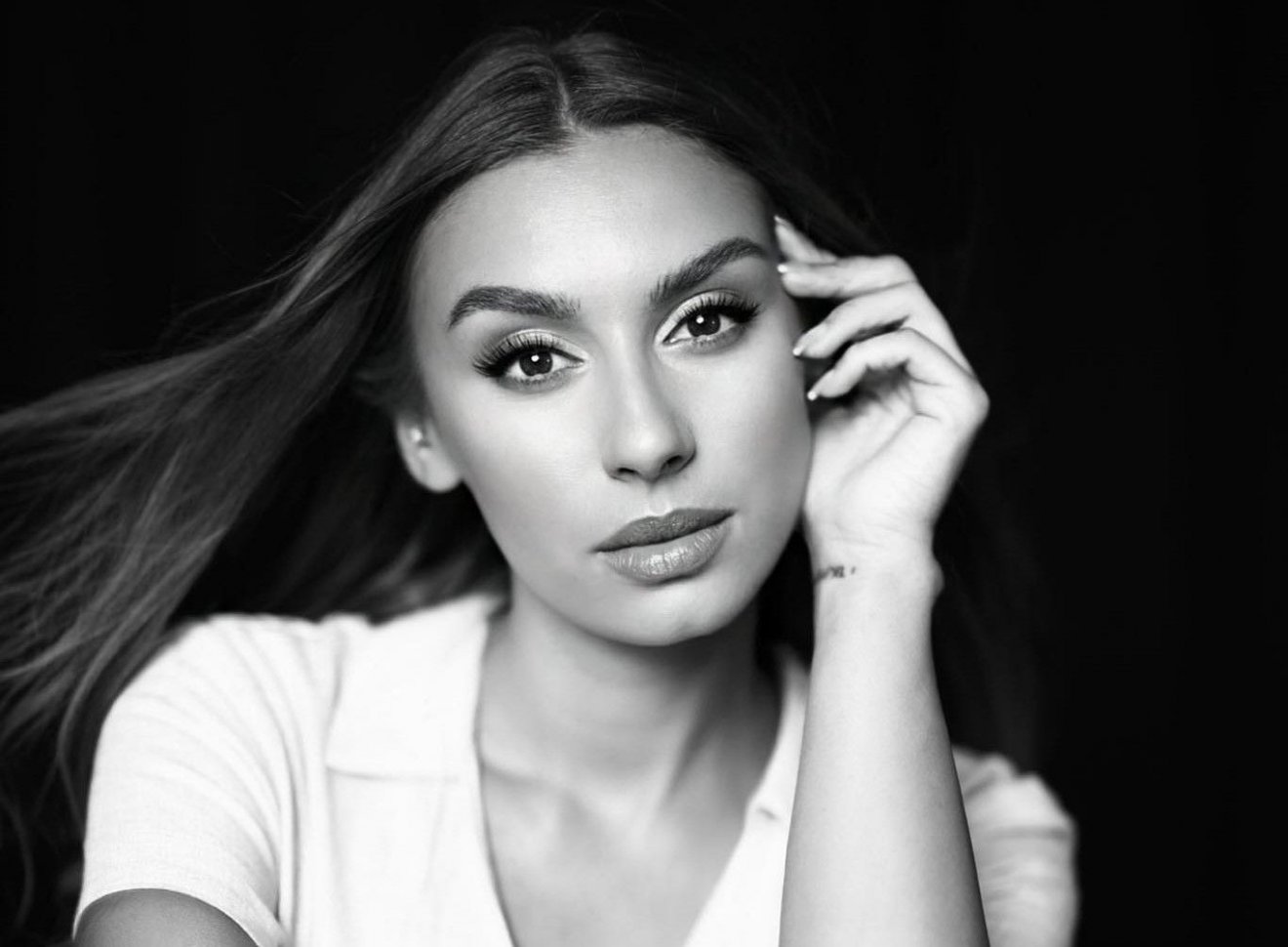 Takács Bernadett sminkes szerint nehéz megszűrni, mire is van szükségünk, és akár azt is, mivel árthatunk bőrünknek, ha nem figyelünk kellőképpen •  Fotó: Sárréti Média