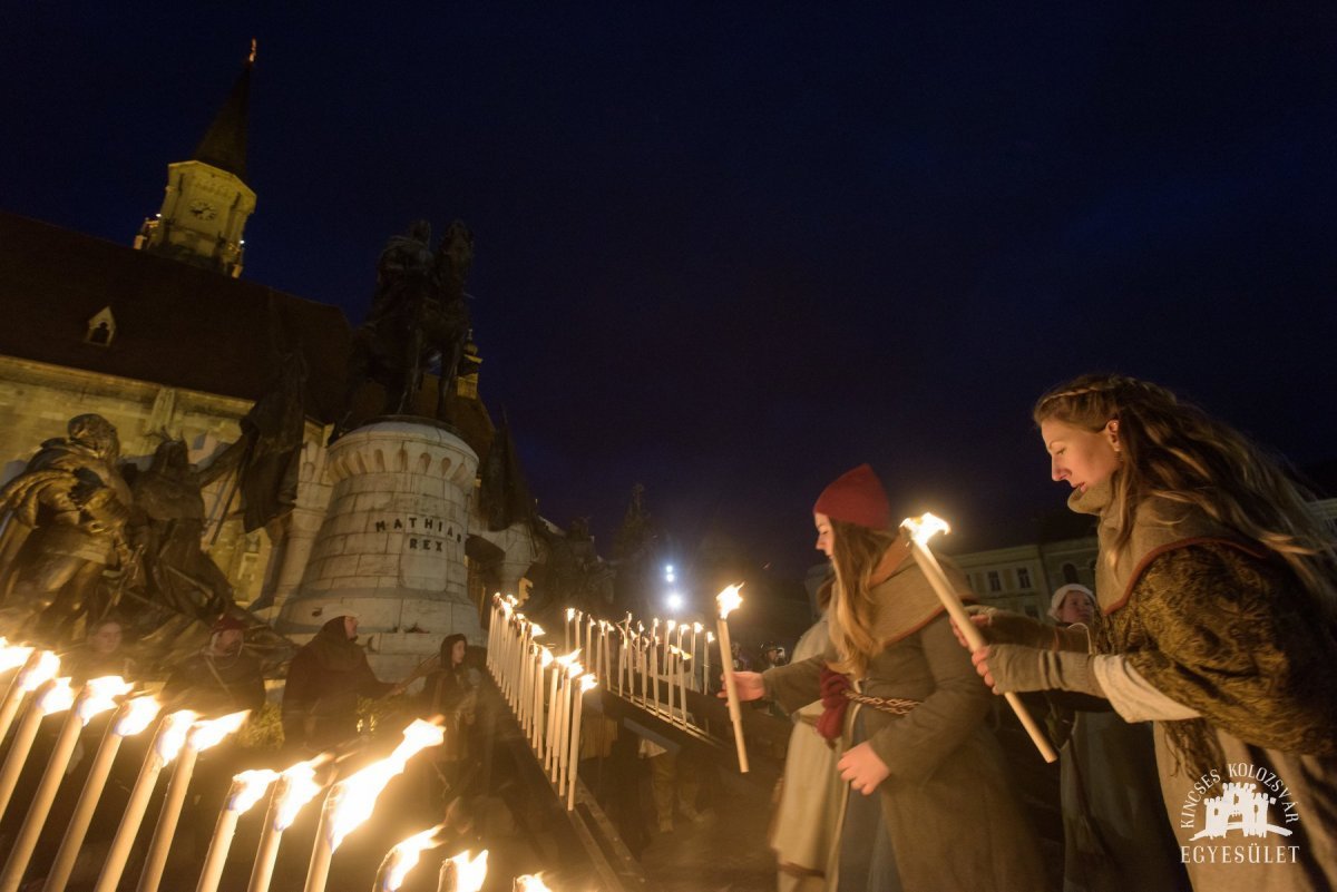 A fiatalok fáklyával tisztelegnek a kolozsvári Mátyás-szobornál &bullet;  Fotó: Bíró István