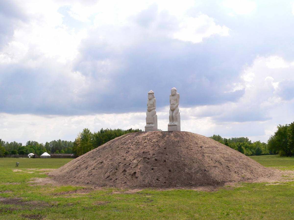 Kun szoborpár Ópusztaszeren. A befogadásért katonai segítséget ígért a nomád nép &bullet;  Fotó: Wikipedia