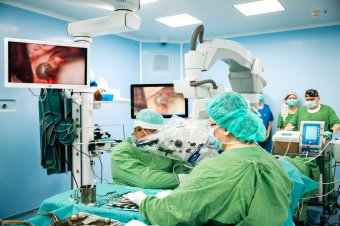 Magyarországi kisfiú, Loránd kapta a világ első okos, hallássegítő cochleáris implantátumát Szegeden