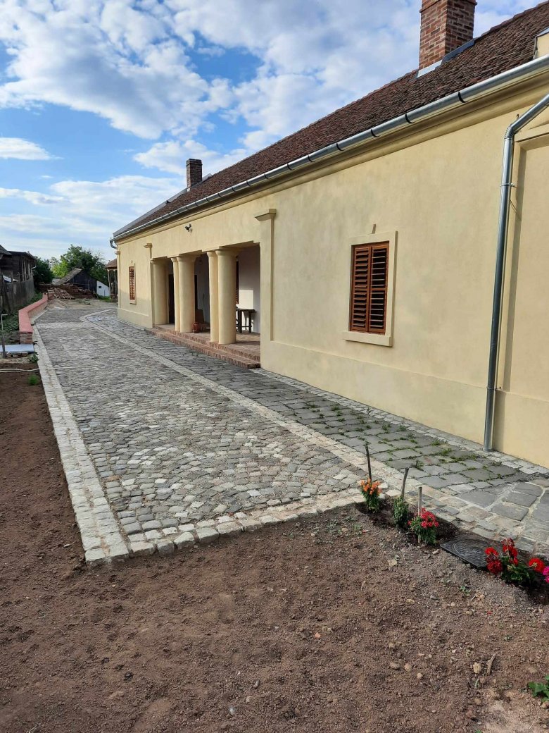 A kúria udvar felőli patinás teraszát eredeti szépségében újították fel •  Fotó: Kéri Gáspár magángyűjteménye
