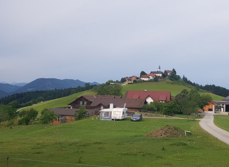 Festői táj, előtérben a Wagner család farmja •  Fotó: Makkay József