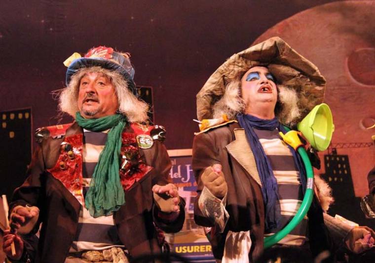 Elegáns pincérek tigrisek között