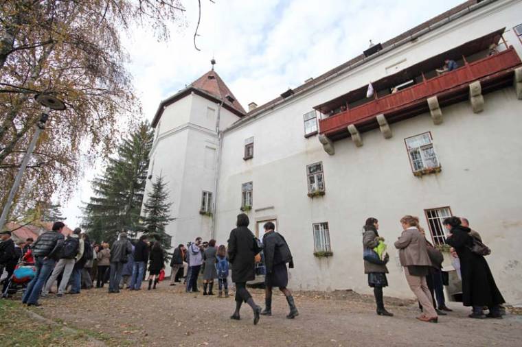 Megterítésre vár a Helikon-asztal