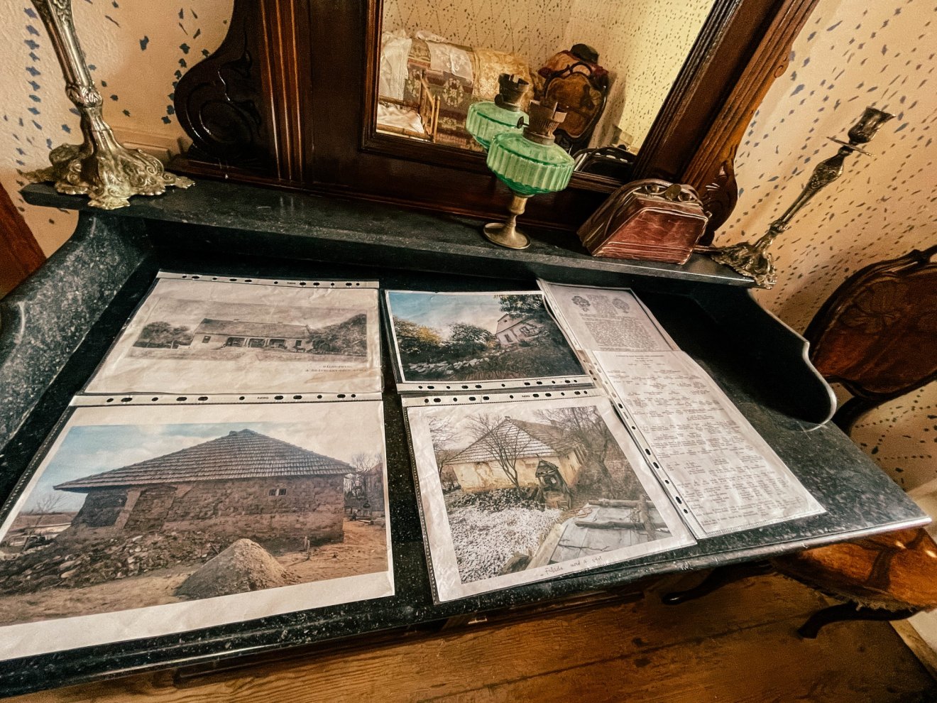 Állandó kiállítás keretében tekinthetők meg a kúria romos állapotáról készült fotók a belső térben •  Fotó: Kéri Gáspár magángyűjteménye