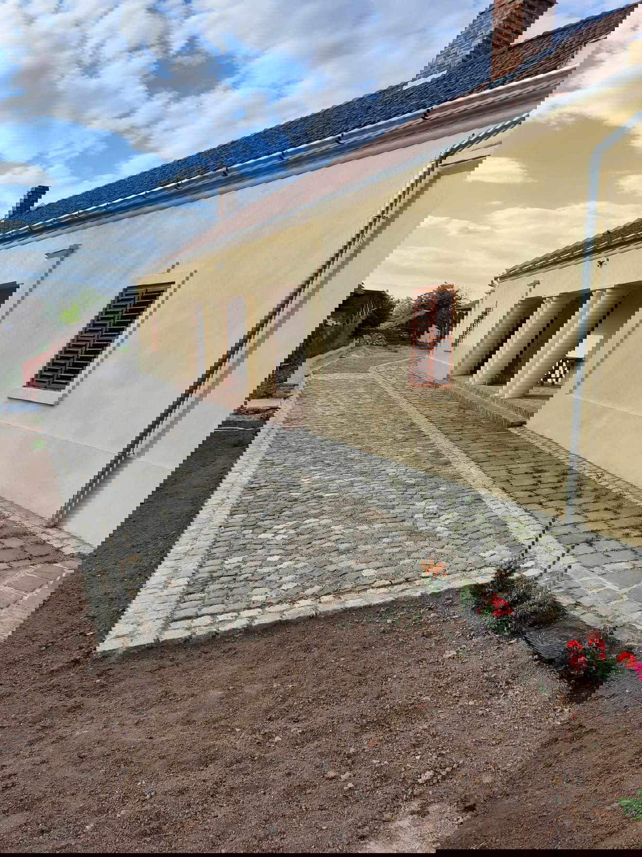 A kúria udvar felőli patinás teraszát eredeti szépségében újították fel •  Fotó: Kéri Gáspár magángyűjteménye