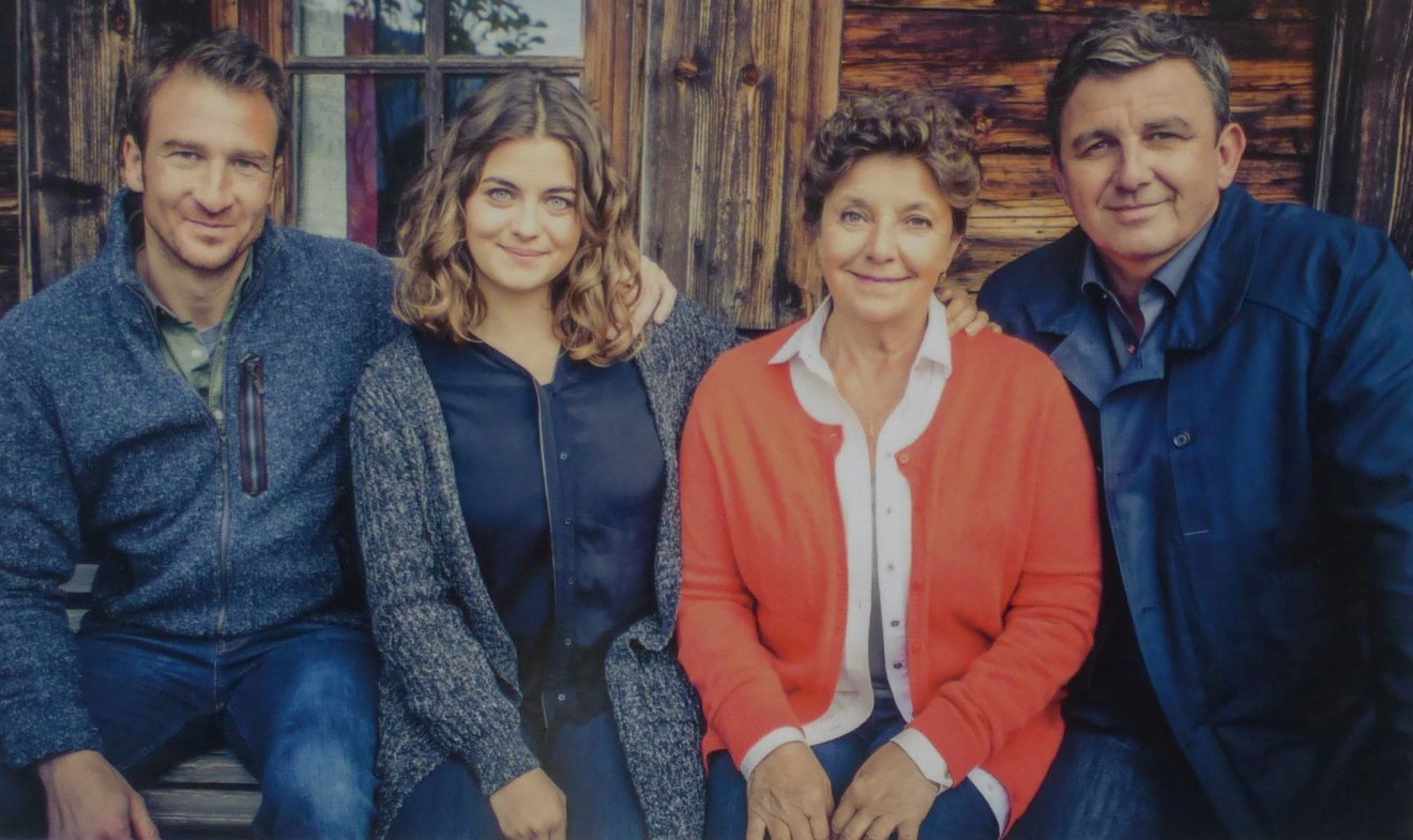 A filmbeli hegyi doktor családja a turisták által felkapott ház egyik fotóján •  Fotó: Csermák Judit