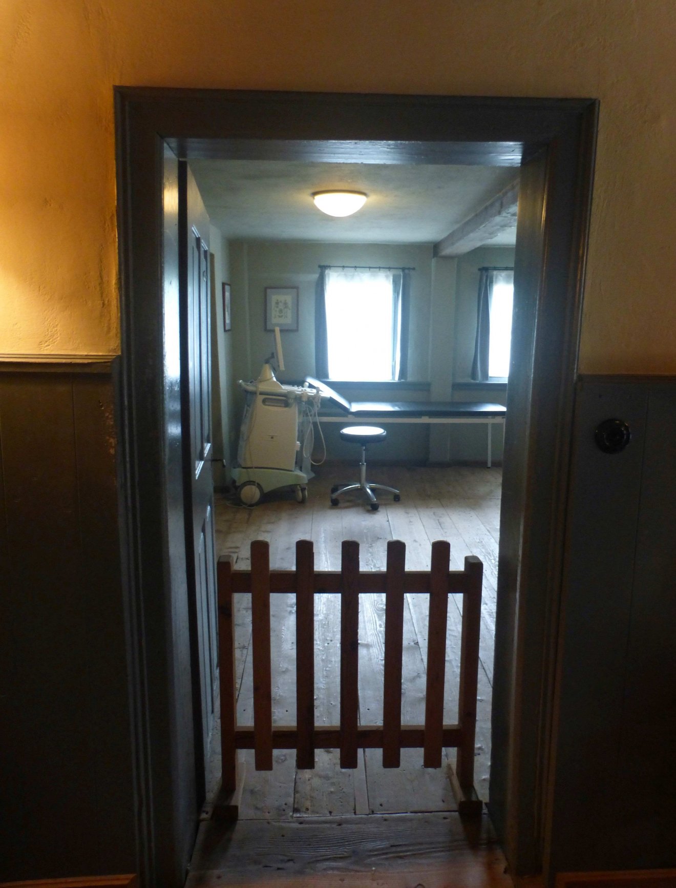 A filmsorozat főszereplője, a hegyi doktor saját bevallása szerint sokszor beverte a fejét rendelőjének túl alacsony belső ajtótokjába •  Fotó: Csermák Judit