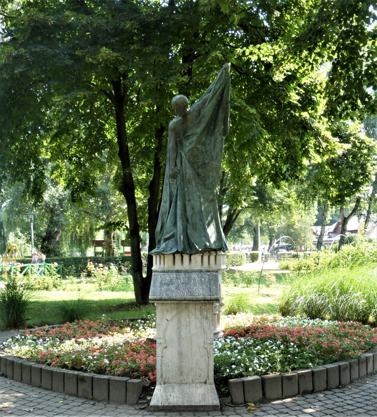 A Rózsa parkban Melocco Miklós alkotása idézi fel Latinovics Zoltán emlékét •  Fotó: Csermák Judit