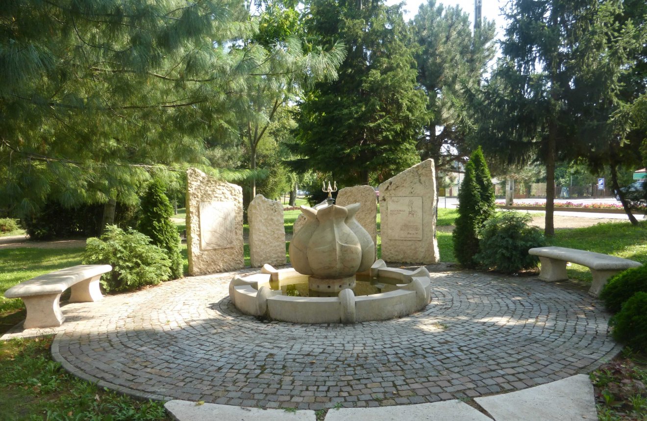 Reich Károly grafikus művész emlékműve •  Fotó: Csermák Judit