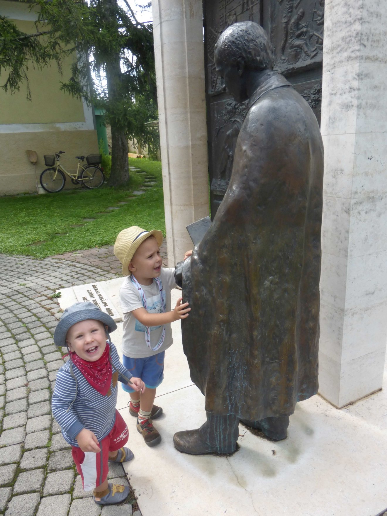 Kérem a levelet! – a postás szobra a Postamúzeum előtt •  Fotó: Csermák Judit