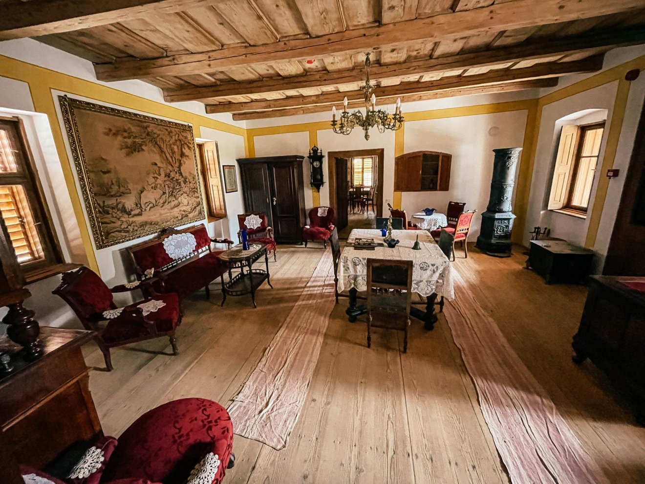 A korabeli tárgyakkal és használati eszközökkel felszerelt kúriában akár lakni is lehetne • Fotó: Kéri Gáspár magángyűjteménye