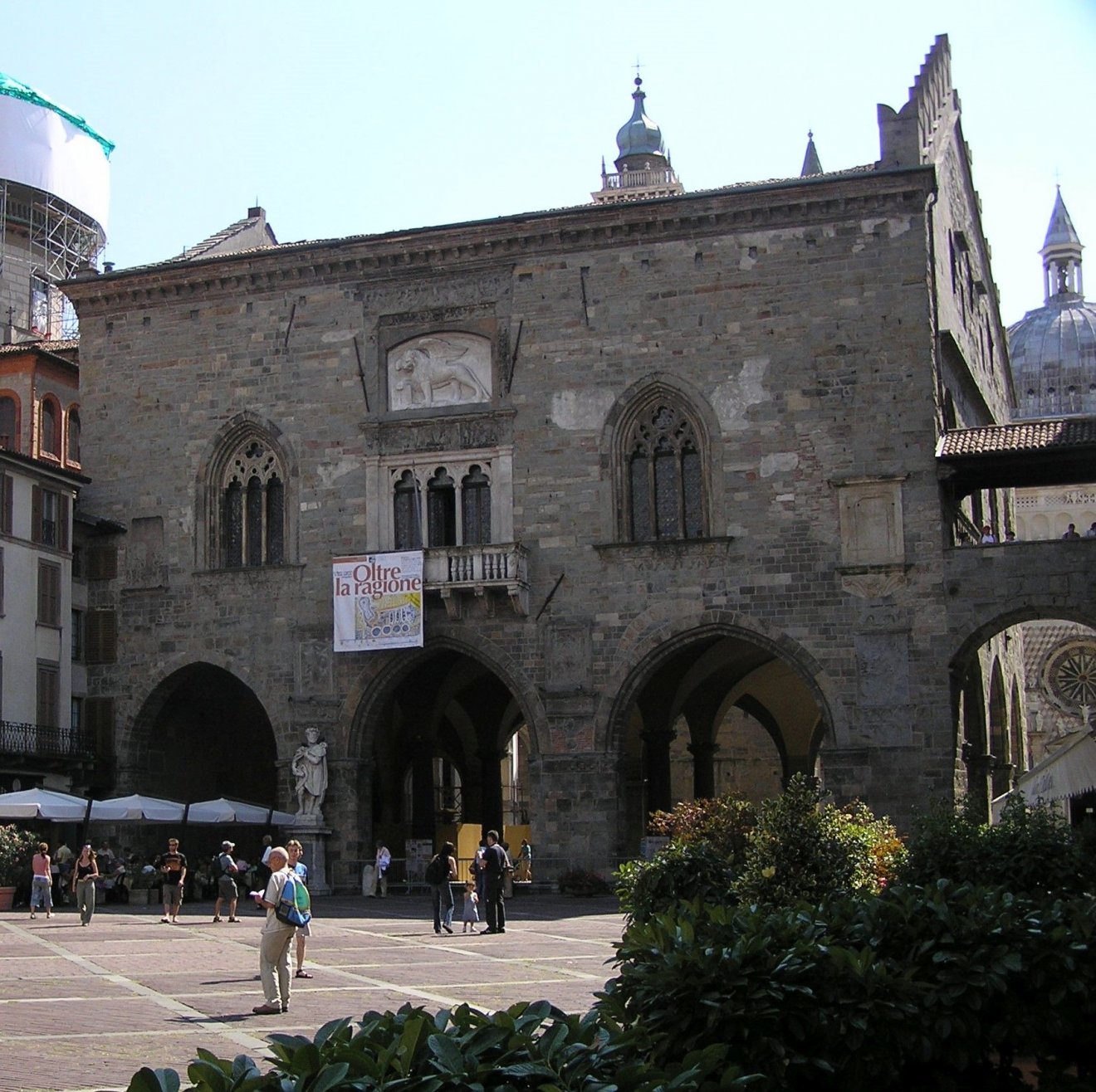 A 12. századi régi Városháza (Broletto) épülete Bergamoban •  Fotó: Csermák Judit