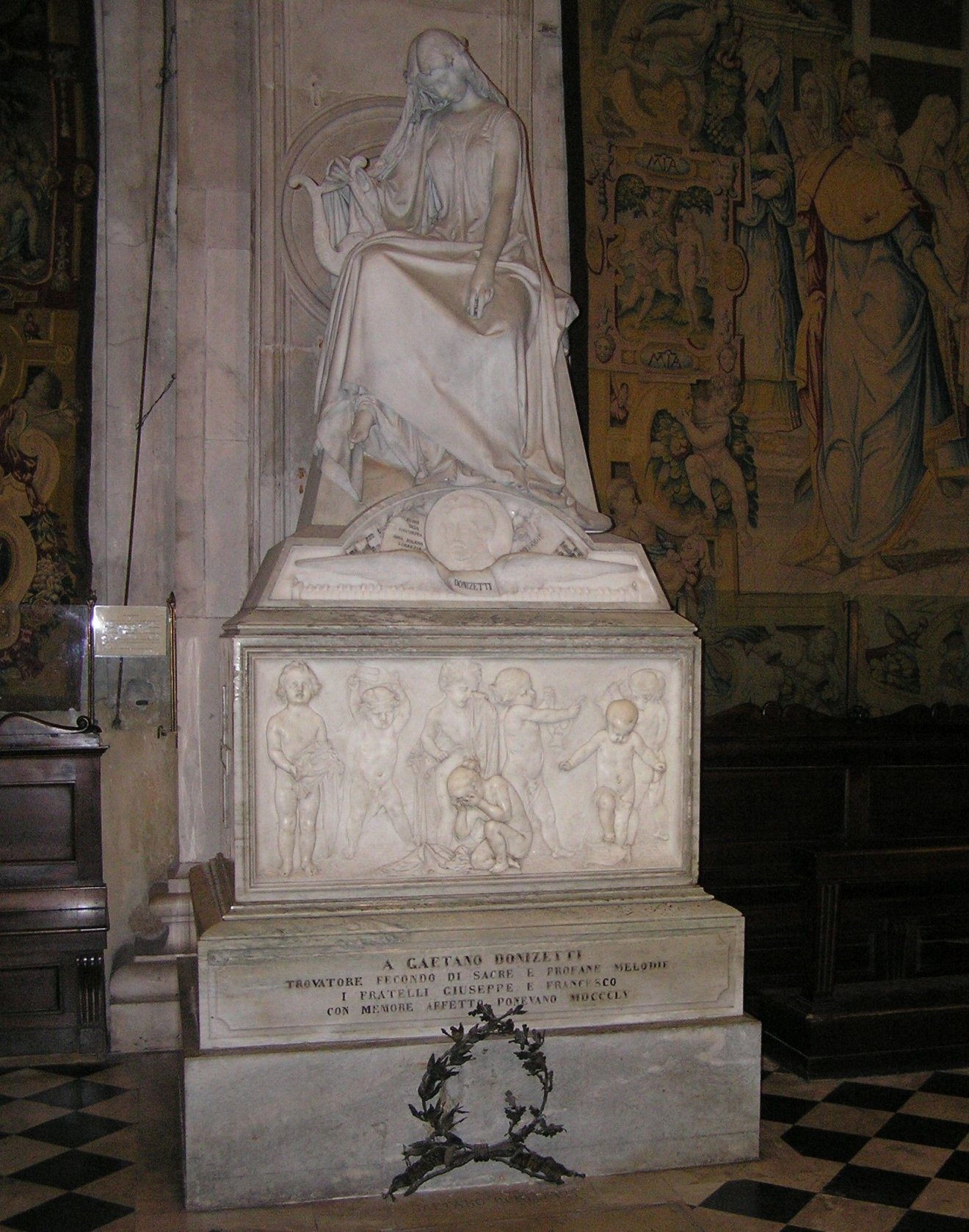 Donizetti síremléke Bergamoban. Közel hetven befejezett és mintegy  húsz befejezetlen opera szerzője •  Fotó: Csermák Judit