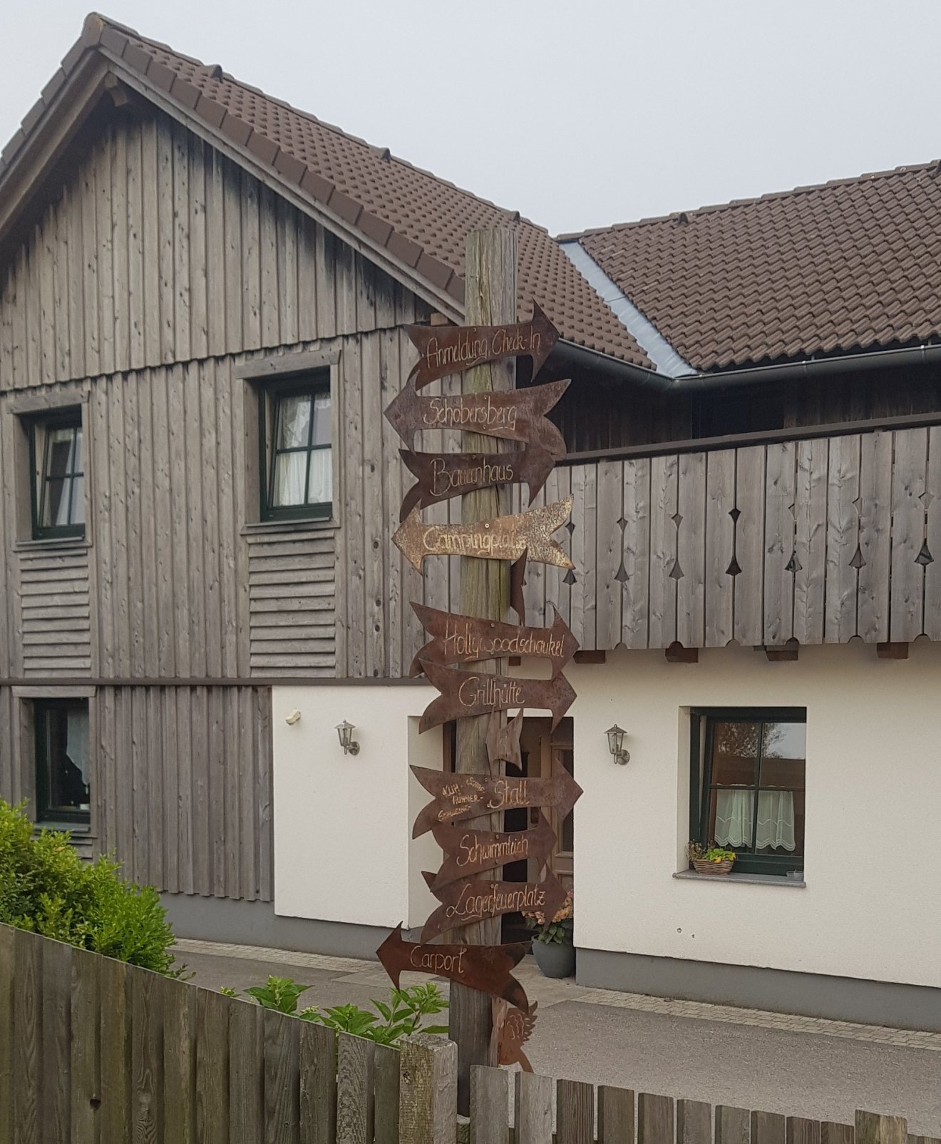 Irányjelző táblák. A környéken  számos turistaút áll a vendégek rendelkezésére •  Fotó: Makkay József