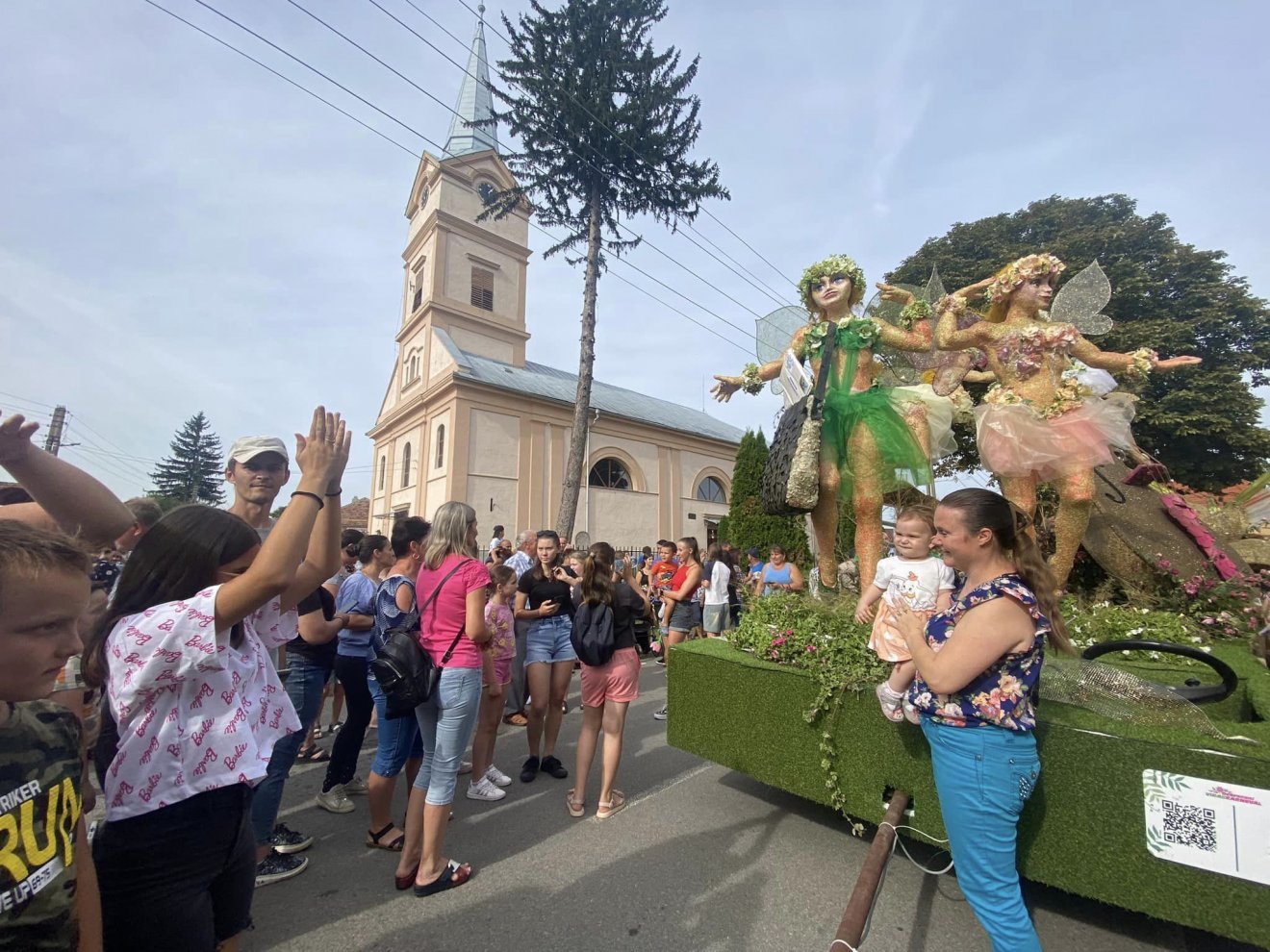 Öröm Érkörtvélyesen a Magyar Posta kocsija mellett •  Fotó: Bihar megyei RMDSZ