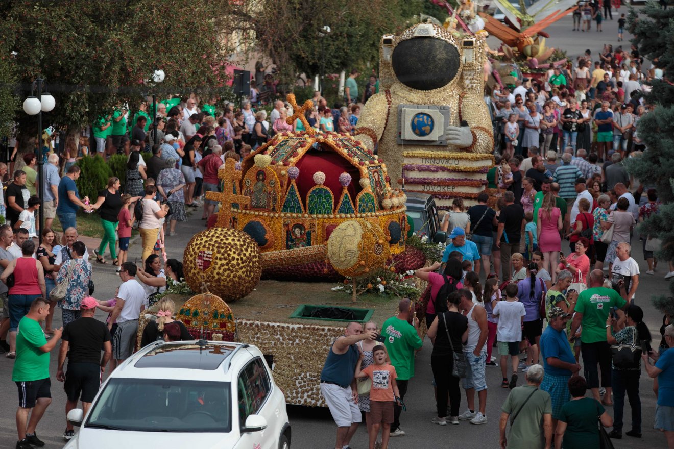 Érmihályfalvi tisztelgés a Szent Korona előtt •  Fotó: Sütő Éva