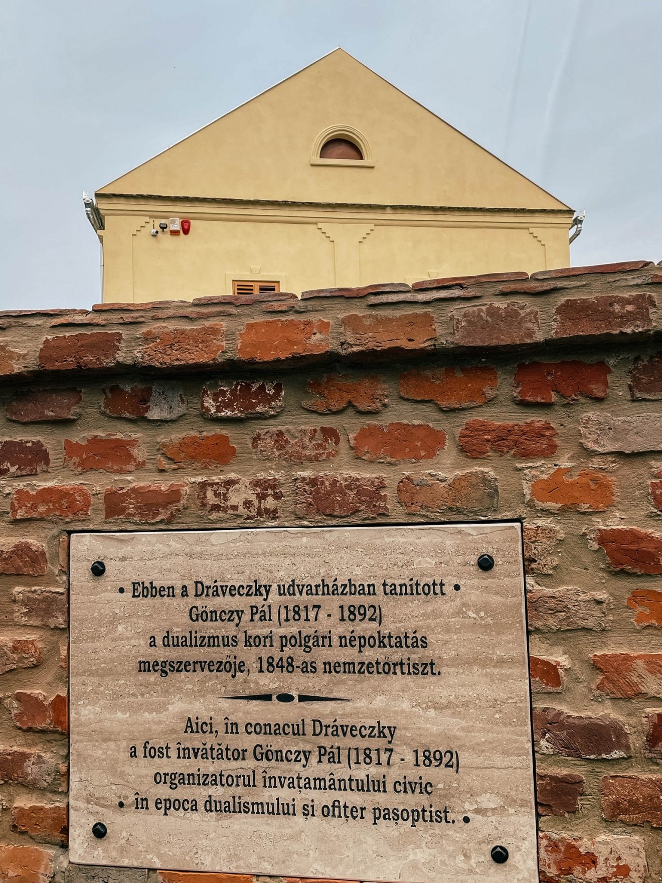 Gönczy Pál népoktató emléktáblája a kúria kapuján •  Fotó: Kéri Gáspár magángyűjteménye