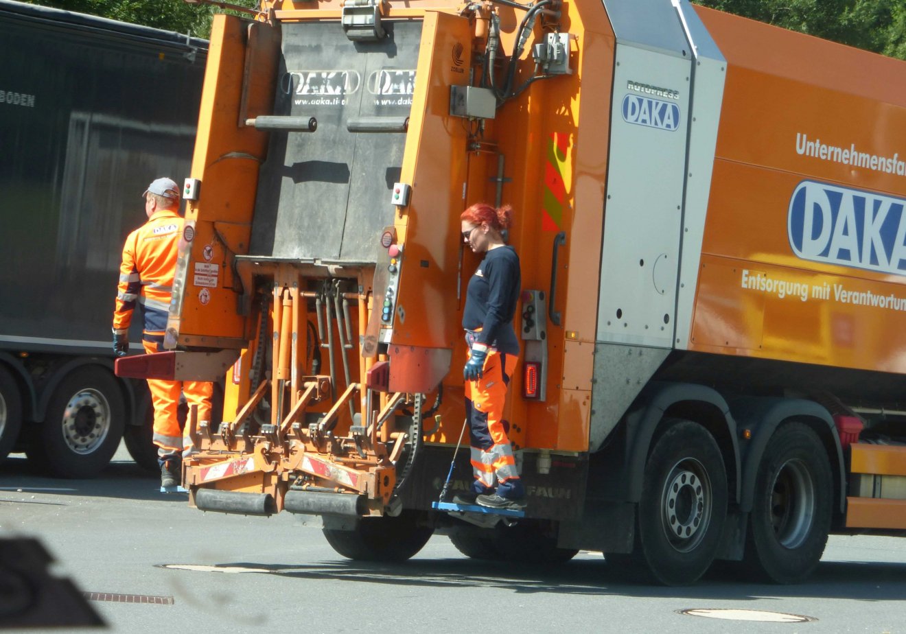 Tiroli érdekesség: nő a szemetes autón •  Fotó: Csermák Judit