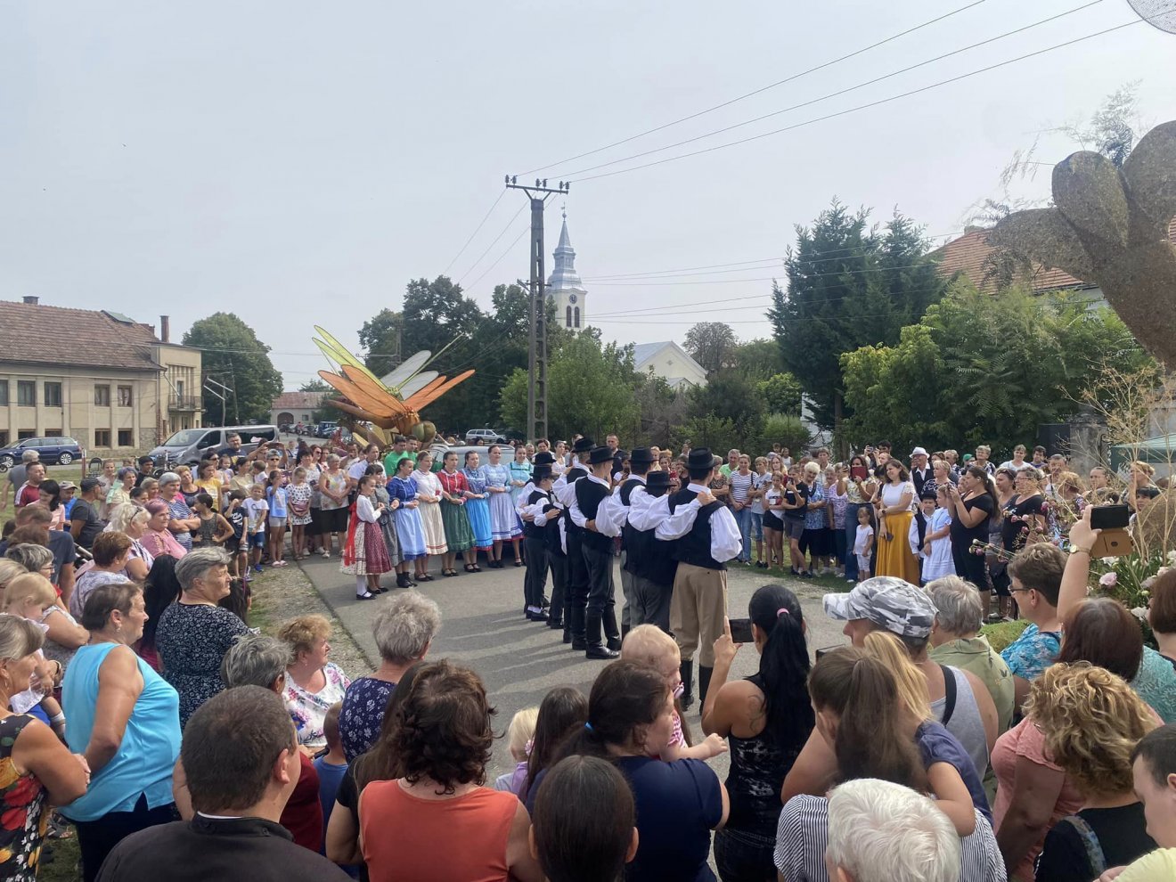 Bihardiószegen néptánccal ünnepelték a virágokból készült csodákat •  Fotó: Bihar megyei RMDSZ