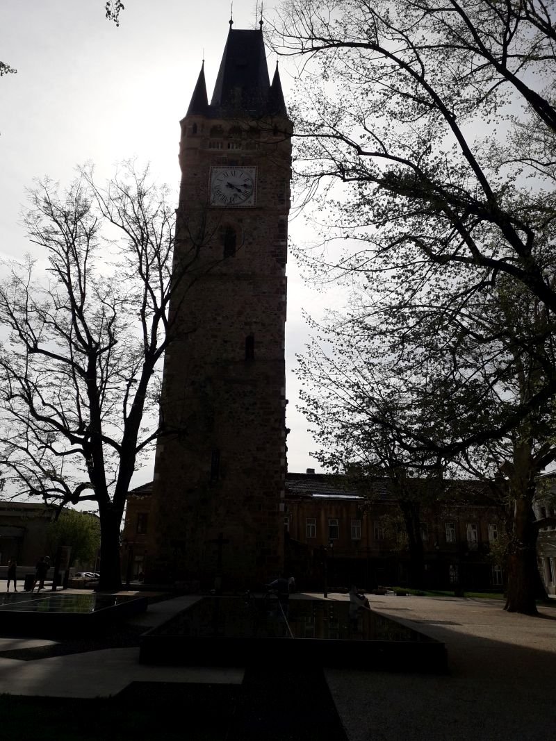 A nagybányai régi főtér. A Szent István-torony csak délután 4-ig látogatható &bullet;  Fotó: Simon Virág