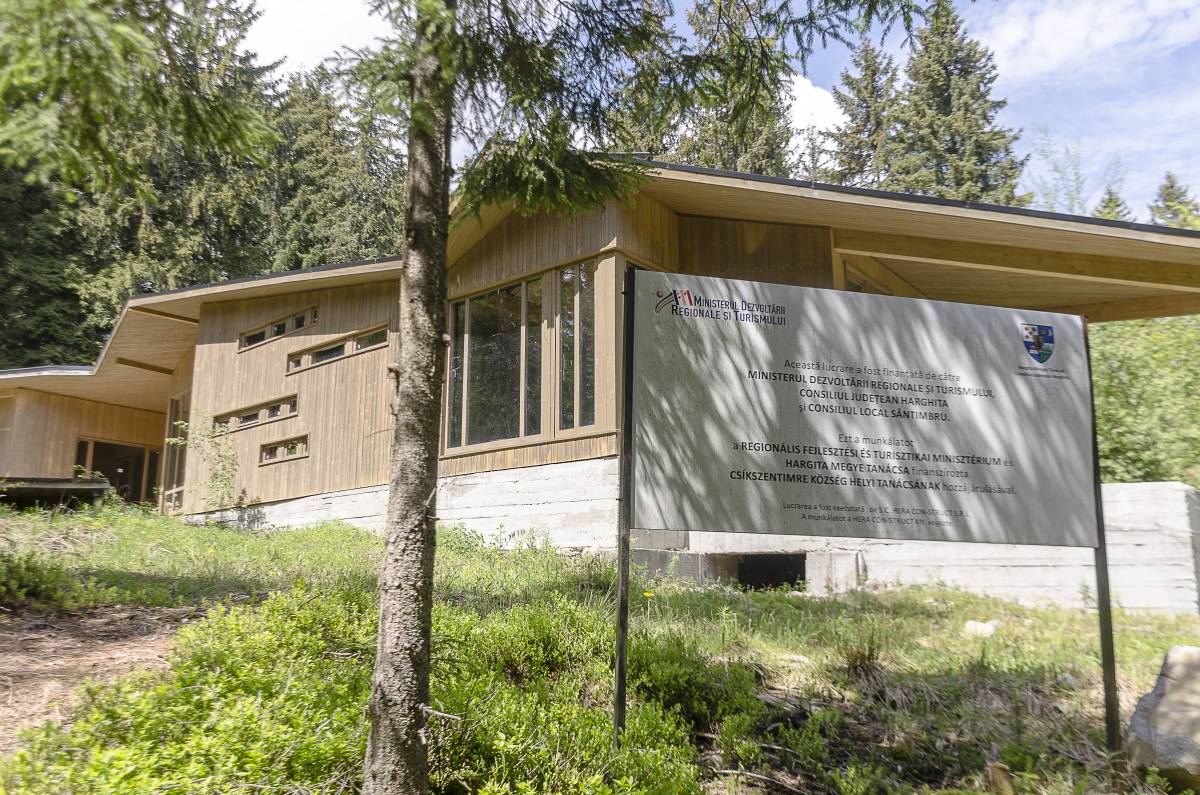 A kezelőközpontként elképzelt büdösfürdői mofetta. Évek óta befejezetlenül áll &bullet;  Fotó: Gecse Noémi