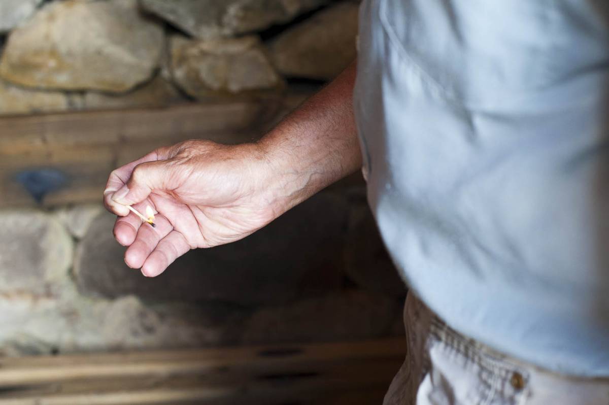 A mofettákban lánggal is ellenőrizhető, hogy milyen magasságig van oxigén &bullet;  Fotó: Kristó Róbert