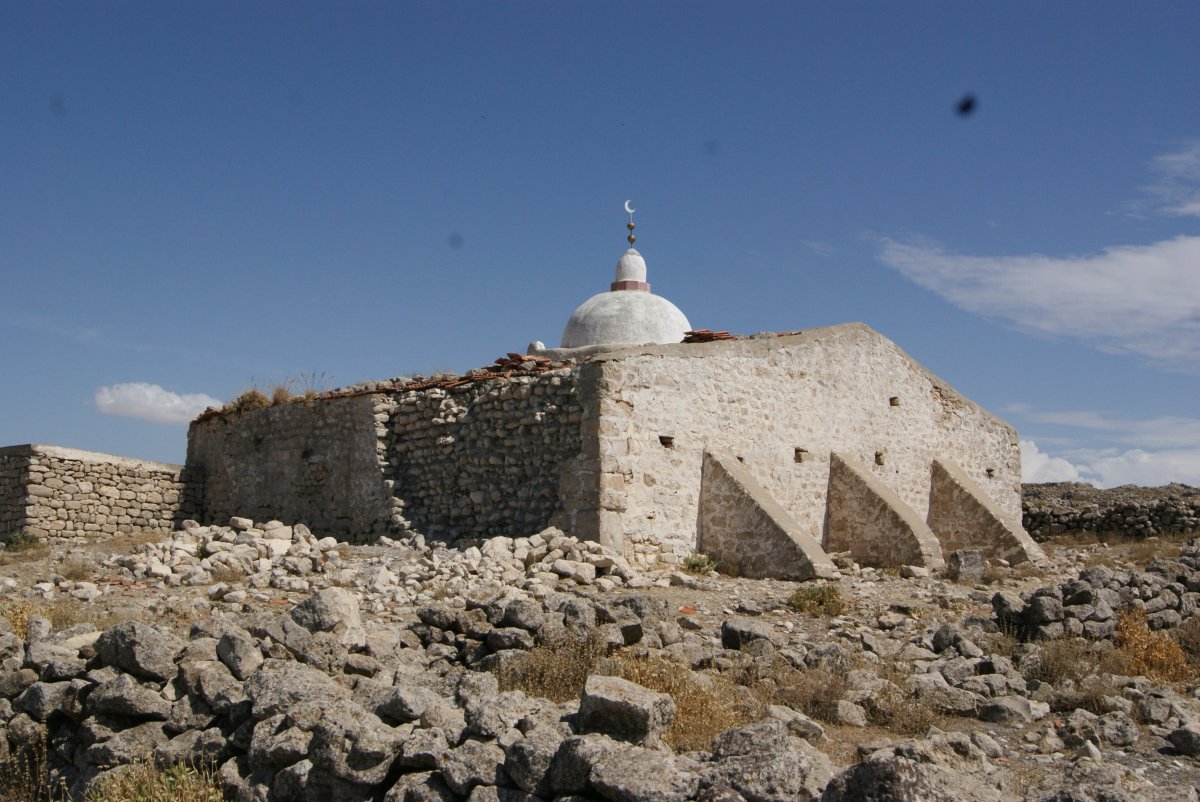 Mecset az egykori romok között &bullet;  Fotó: Csermák Zoltán