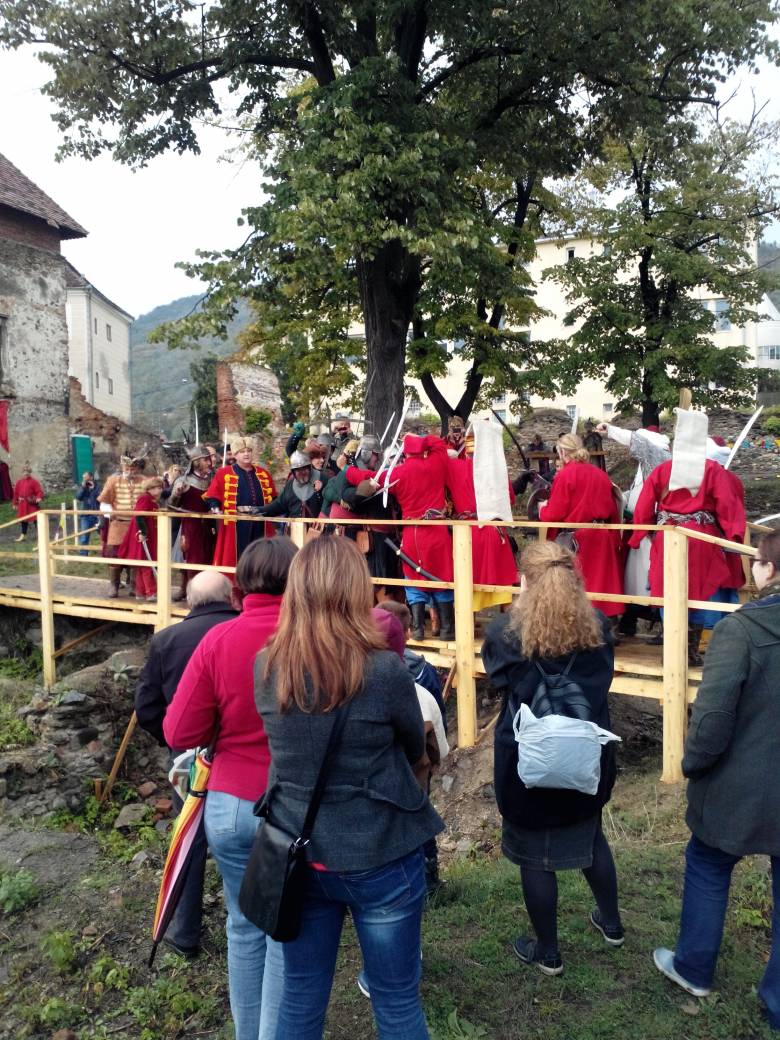 A bátor hadfiak „megvédik” Szilágysomlyó várát a török „támadástól” •  Fotó: Nánó Csaba