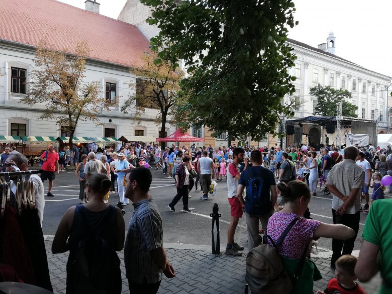 Naponta több ezren látogattak ki a Farkas utcában szervezett eseményekre, ahol többek közt koncerteket láthattak, kézművesektől vásárolhattak •  Fotó: Nánó Csaba