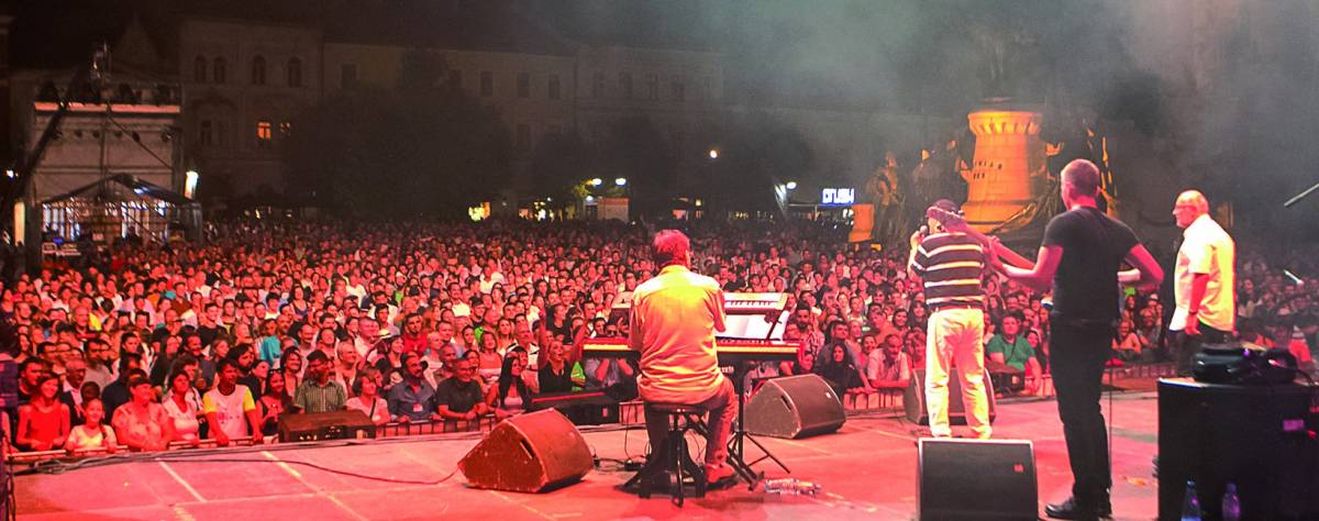 Megszokott kép a magyar napokon. A város főterét a koncertek alkalmával több ezres tömeg népesíti be &bullet;  Fotó: Kolozsvári Magyar Napok