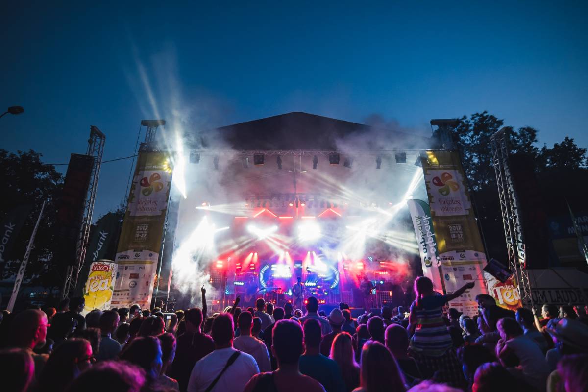 Charlie koncertjén kicsinek bizonyult a tér, de a Magna Cum Laude is nagy bulit csapott &bullet;  Fotó: Bereczky Sándor