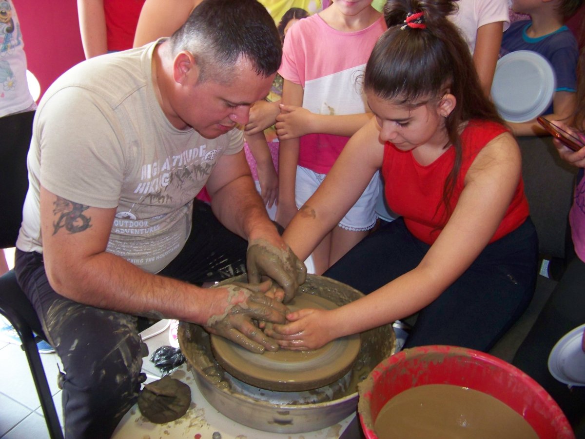 Sárkány Szabolcs fazekasmester néhány titkot is elárult az agyagozásról &bullet;  Fotó: Sütő Éva