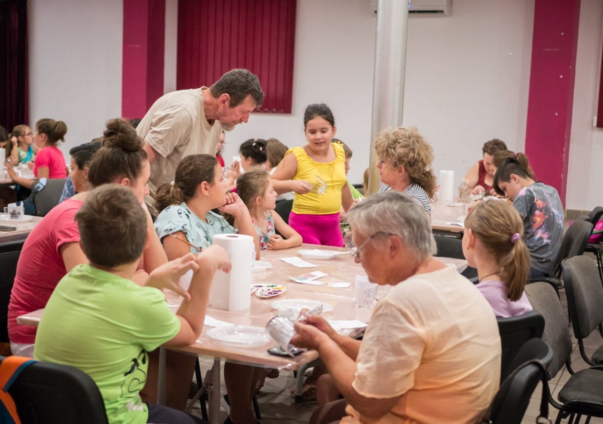 Szilágyi Ferenc Hubart mihályfalvi képzőművész is kivette részét a foglalkozások irányításából &bullet;  Fotó: Sütő Éva