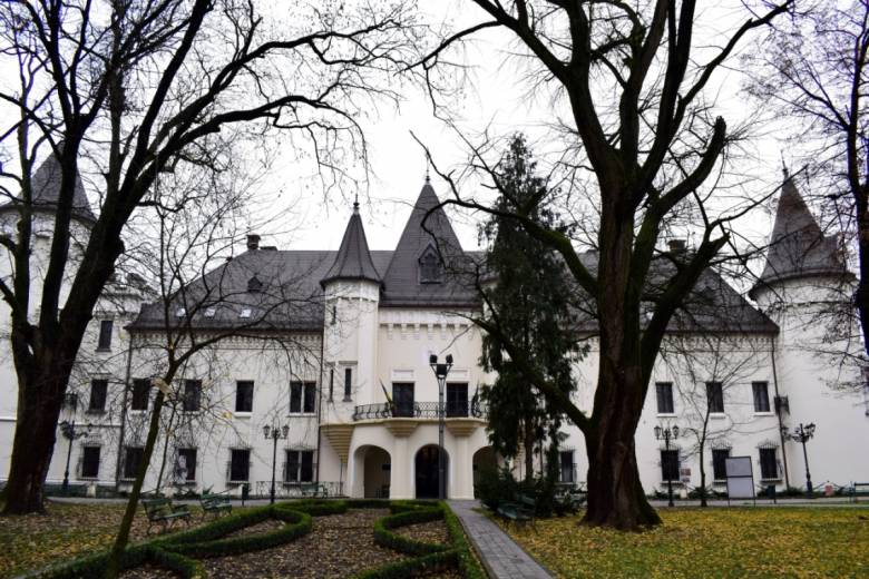 Turistacsalogató látvány Nagykárolyban. A kastély ingyenesen látogatható •  Fotó: Hevele Lili