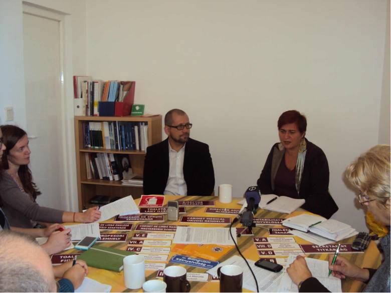 CEMO-sajtóértekezlet Marosvásárhelyen: a civil szervezet vezetői Erdély-szerte a kétnyelvűségért harcolnak •  Fotó: Antal Erika