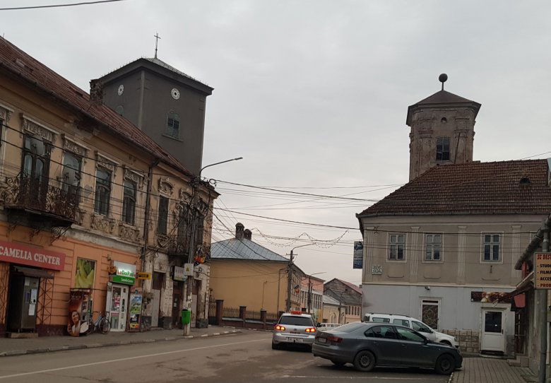 A római katolikus és az unitárius templom tornya Abrudbánya főterén. Van, akit zavar a magyar múlt •  Fotó: Makkay József