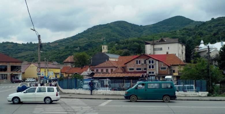 Szilágysomlyó, háttérben a Magurával: kissé lehangoló képet mutat a piactér •  Fotó: Nánó Csaba