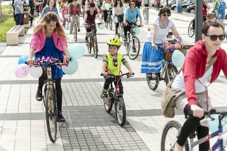 Kerékpárral a panaszfalhoz