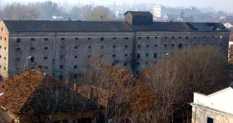 Téglánként árusított történelem