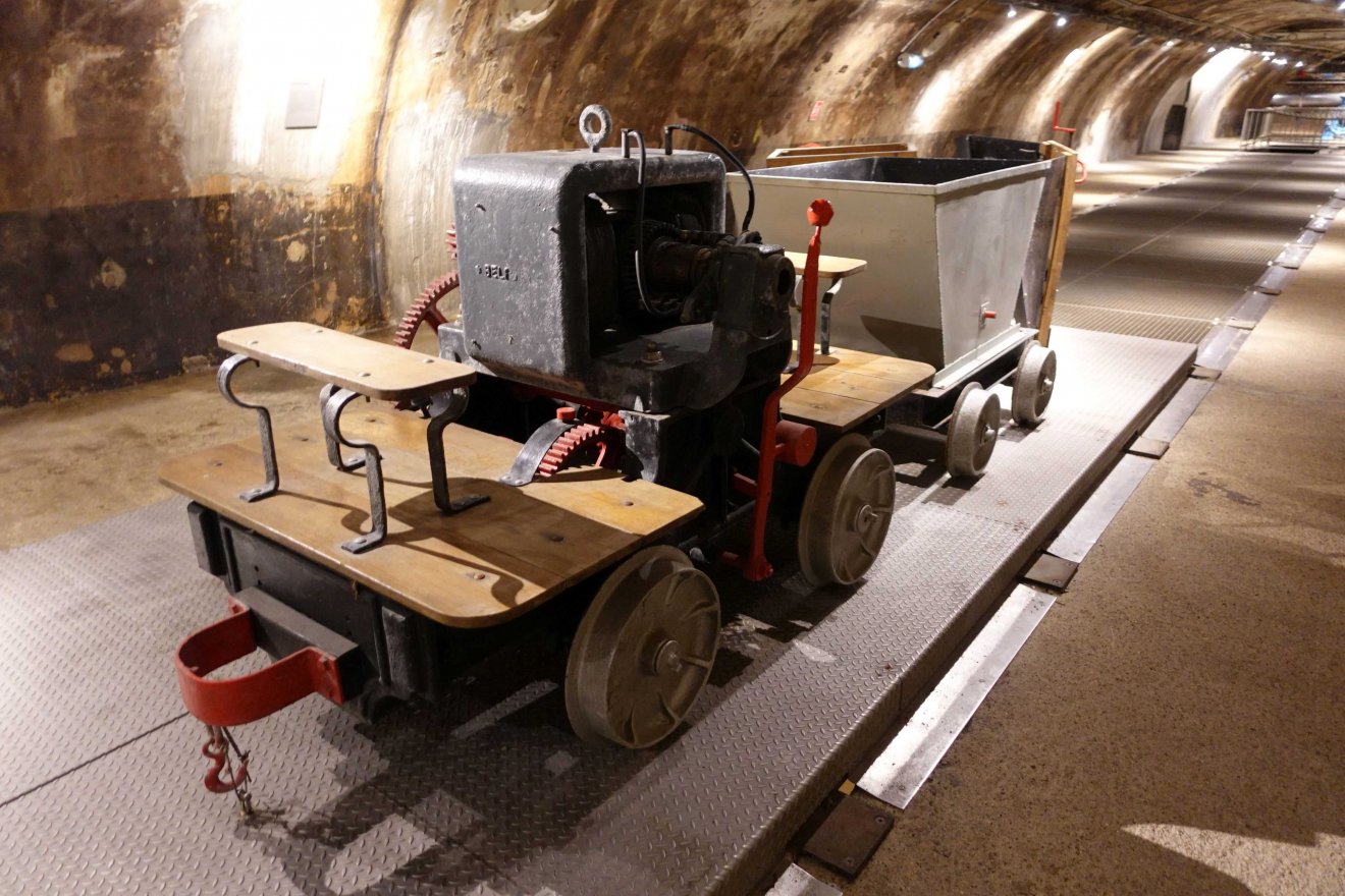 Régen a vendégek szállítókocsikon tekinthették meg a földalatti Párizst •  Fotó: Csermák Zoltán