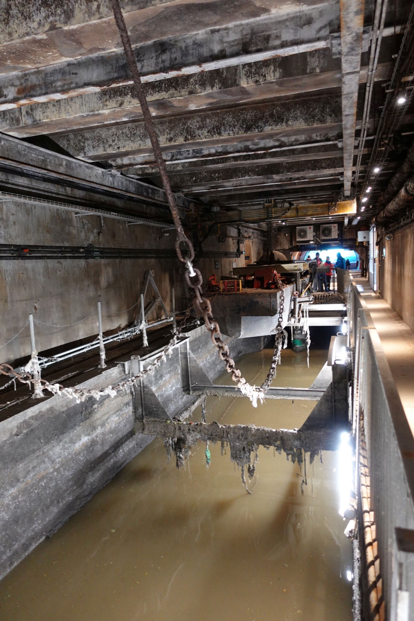 Idegenvezetőnk szerint a víztisztítóból csak tiszta víz kerül vissza a Szajnába •  Fotó: Csermák Zoltán